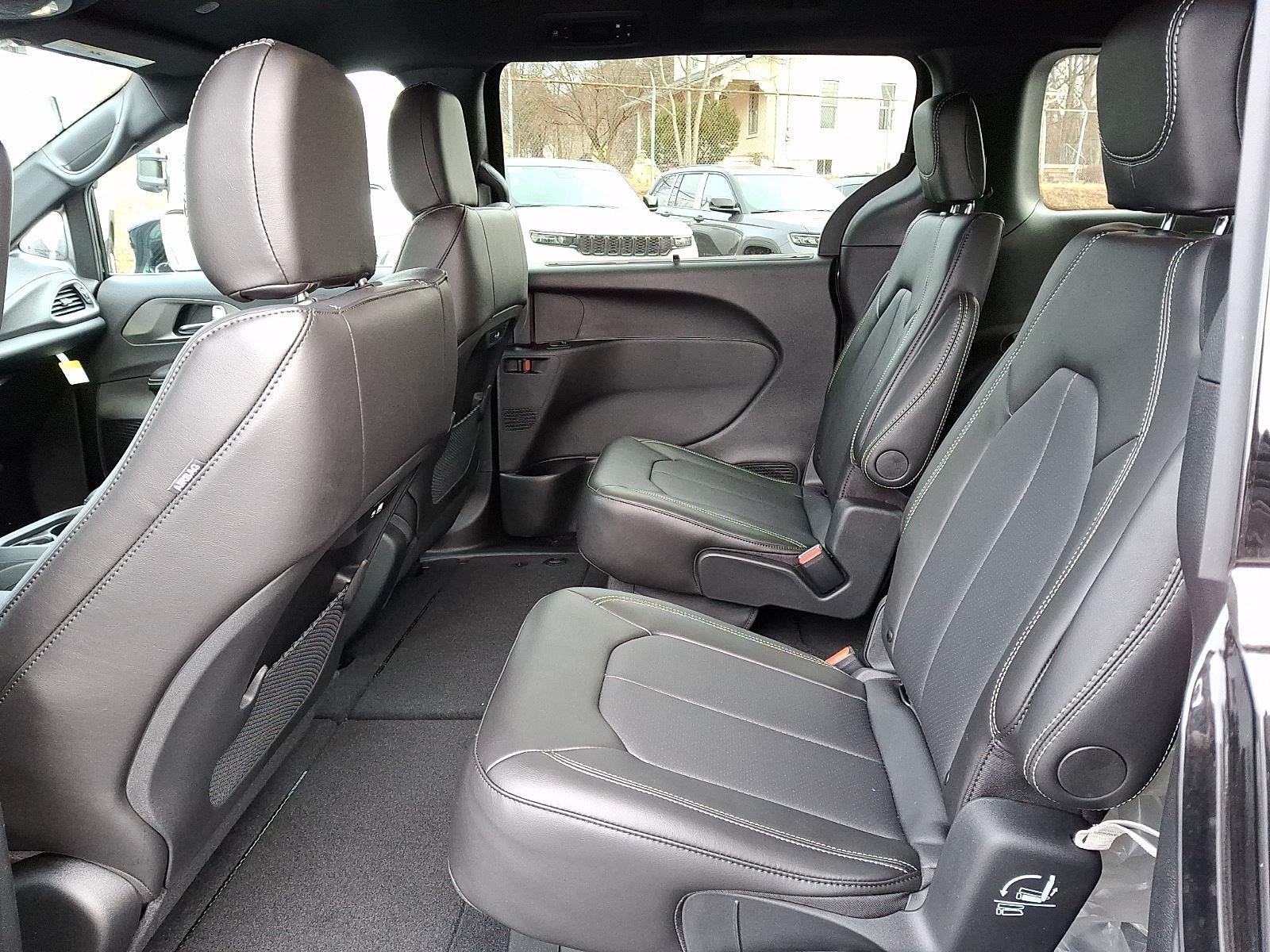 New 2026 Diamond Black Crystal Pearl-Coat Exterior Paint Chrysler Select image 7