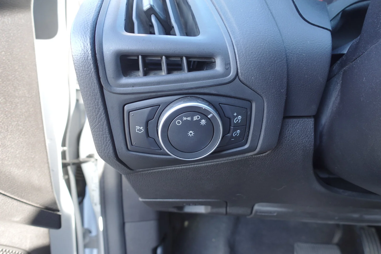 Used 2018 Oxford White Ford S image 16