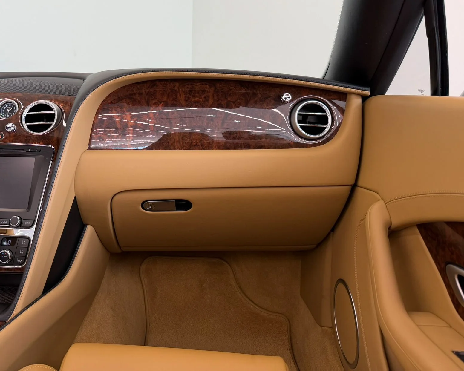 Used 2014 Black Bentley Base image 25