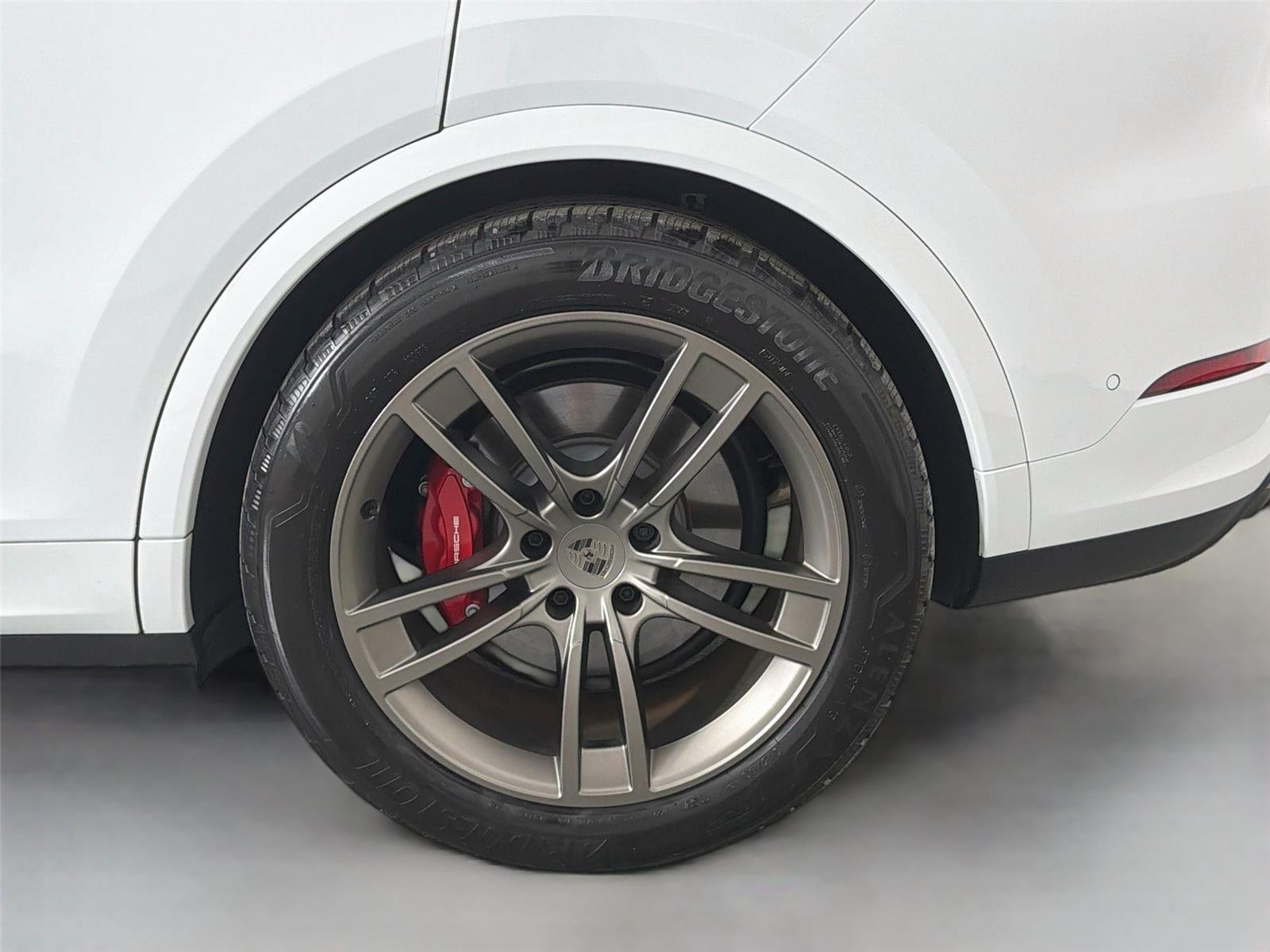 Certified Used 2025 Carrara White Metallic Porsche Turbo E-Hybrid Coupé image 12
