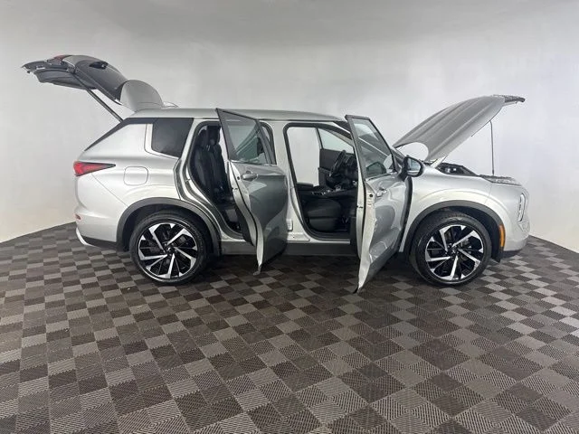 Used 2023  Mitsubishi SE image 13