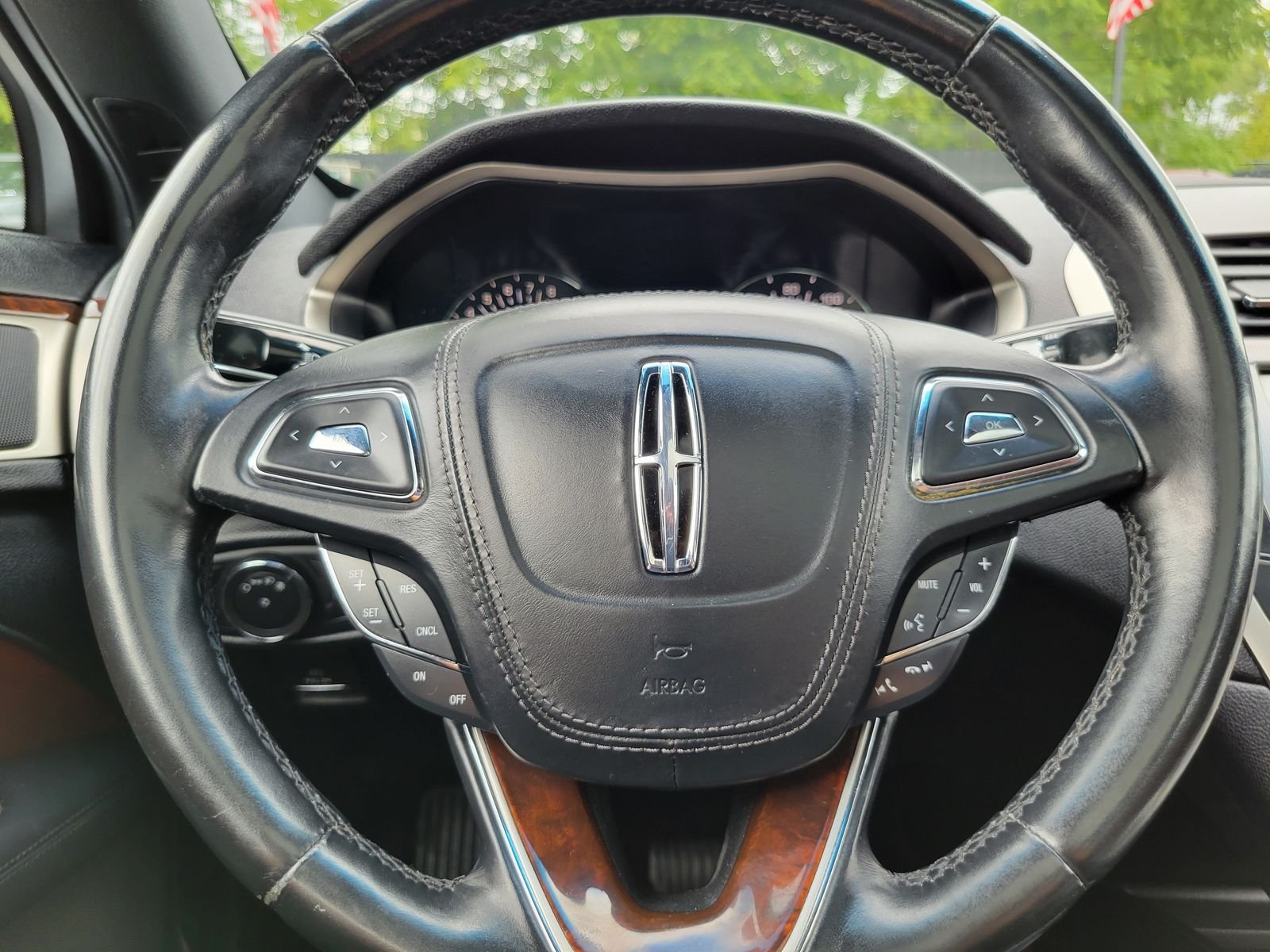 Used 2017 Black Lincoln Reserve image 14