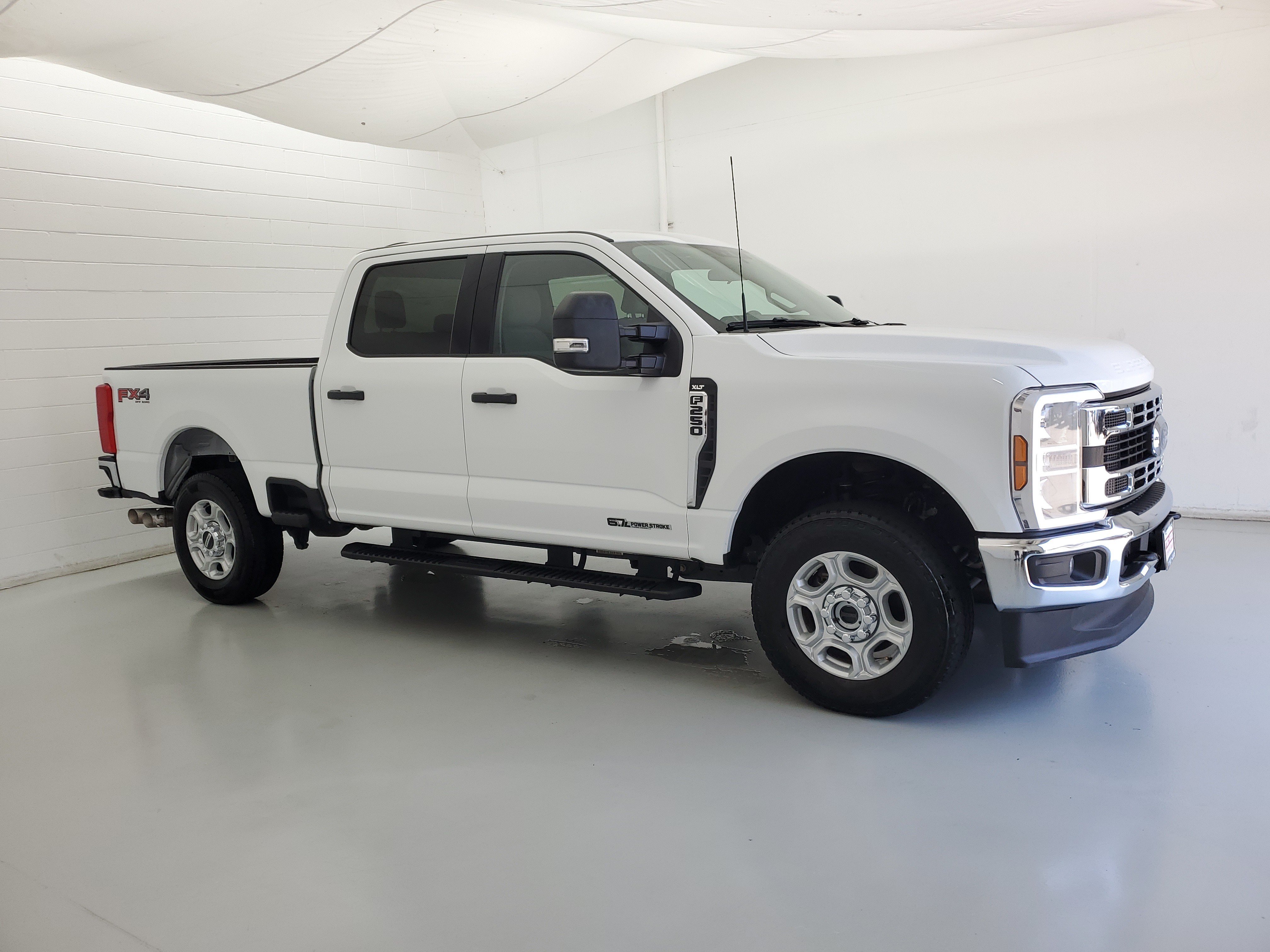Used 2025 Oxford White Ford XLT image 4