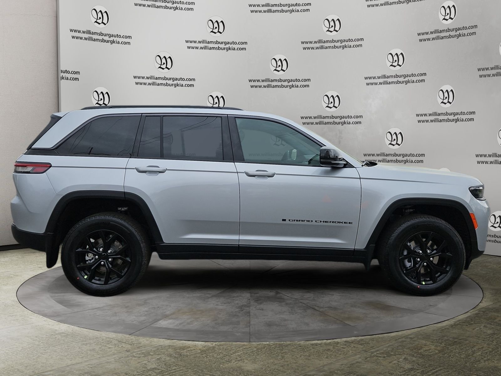 New 2026 Silver Zynith Exterior Paint Jeep Altitude image 6