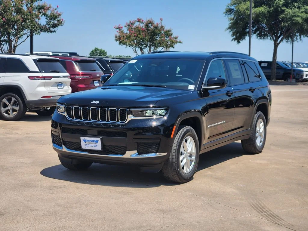 New 2026 Diamond Black Crystal Pearl-Coat Exterior Paint Jeep Laredo image 2