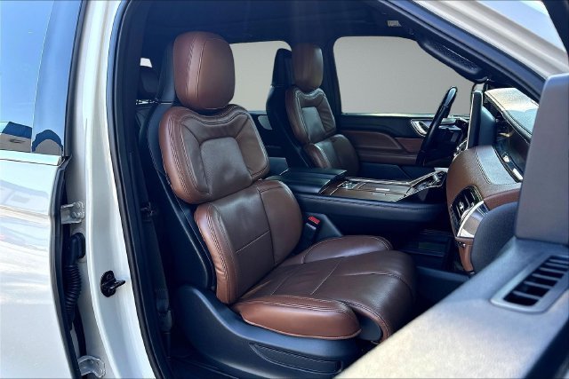 Used 2022 White Lincoln Reserve image 32