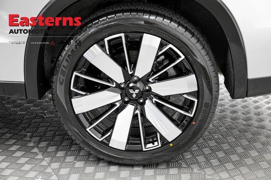 Used 2025 Silver Mitsubishi SE image 33