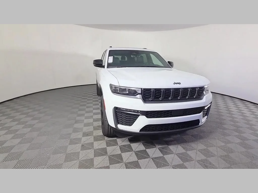New 2026 Bright White Clear-Coat Exterior Paint Jeep Limited image 38