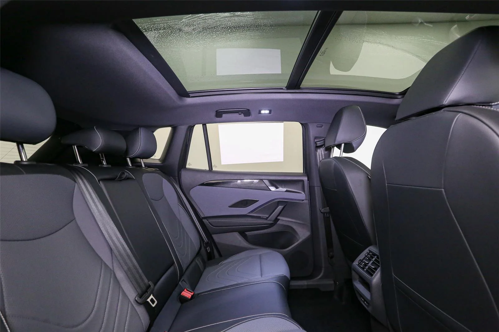 New 2026 Opal White w Deep Black Roof Volkswagen SE R-Line Black image 18