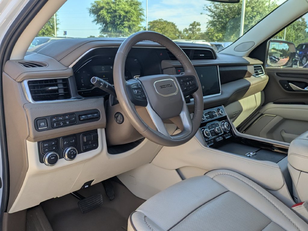 Used 2022 White GMC Denali image 29