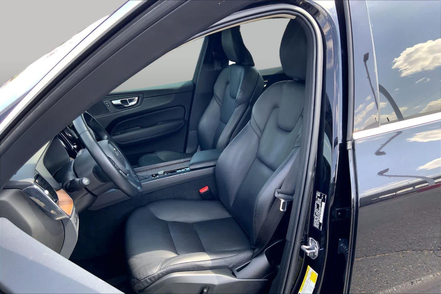 Used 2021 Onyx Black Metallic Volvo Momentum image 8