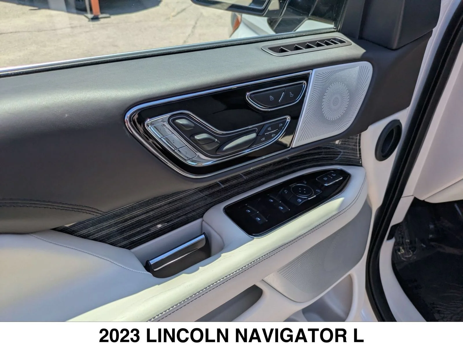 Used 2023 White Lincoln Black Label image 10