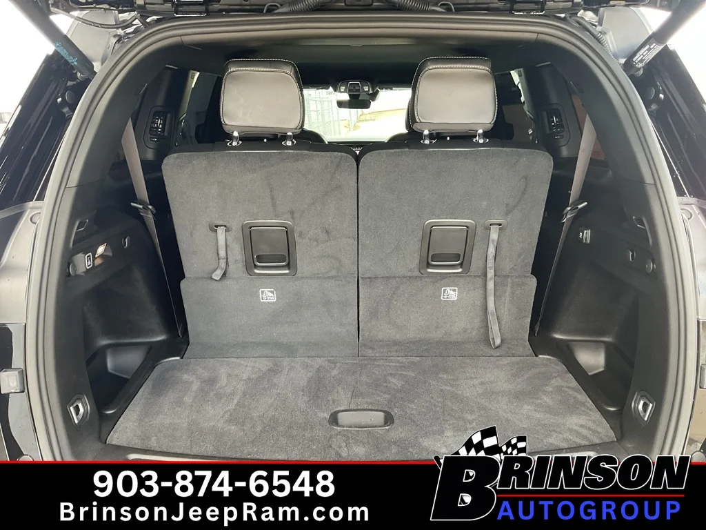Used 2025 Diamond Black Crystal Pearlcoat Jeep Limited image 9