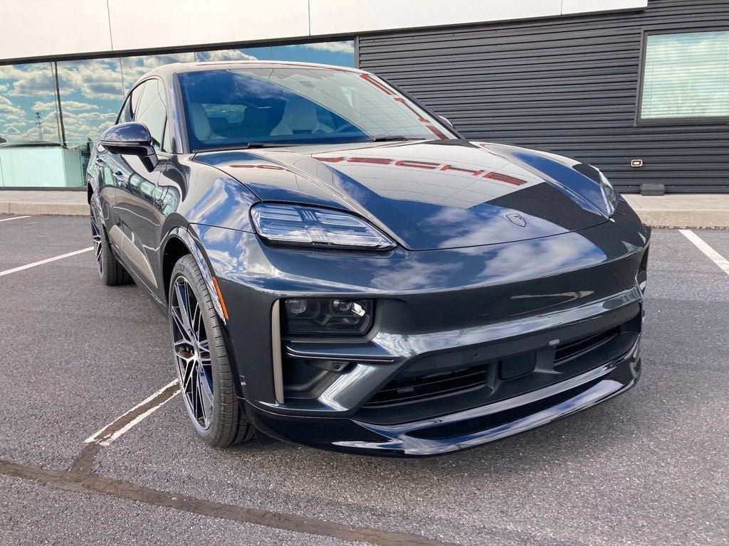 2025 Porsche Macan Turbo Electric - Photo 31