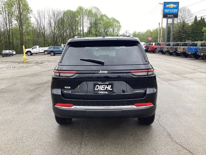 New 2026 Diamond Black Crystal Pearl-Coat Exterior Paint Jeep Laredo image 6