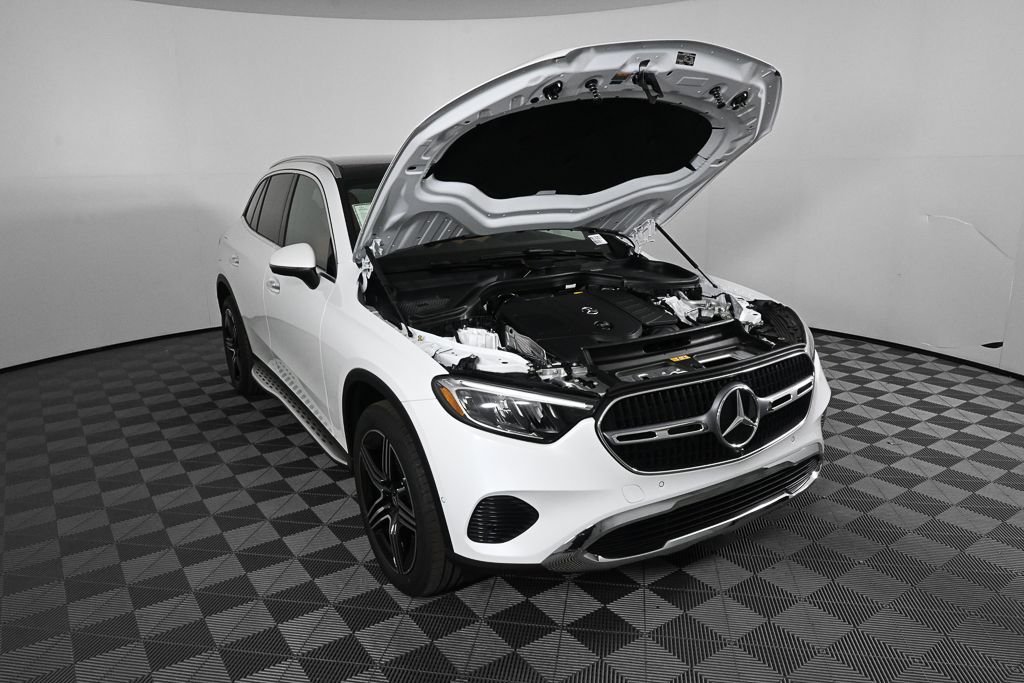 New 2026 MANUFAKTUR Moonlight White Metallic Mercedes-Benz GLC 300 image 33
