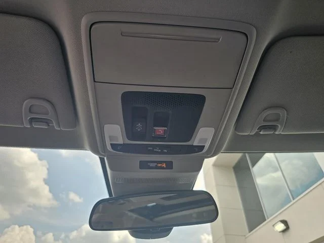 Used 2025  Honda SE image 37