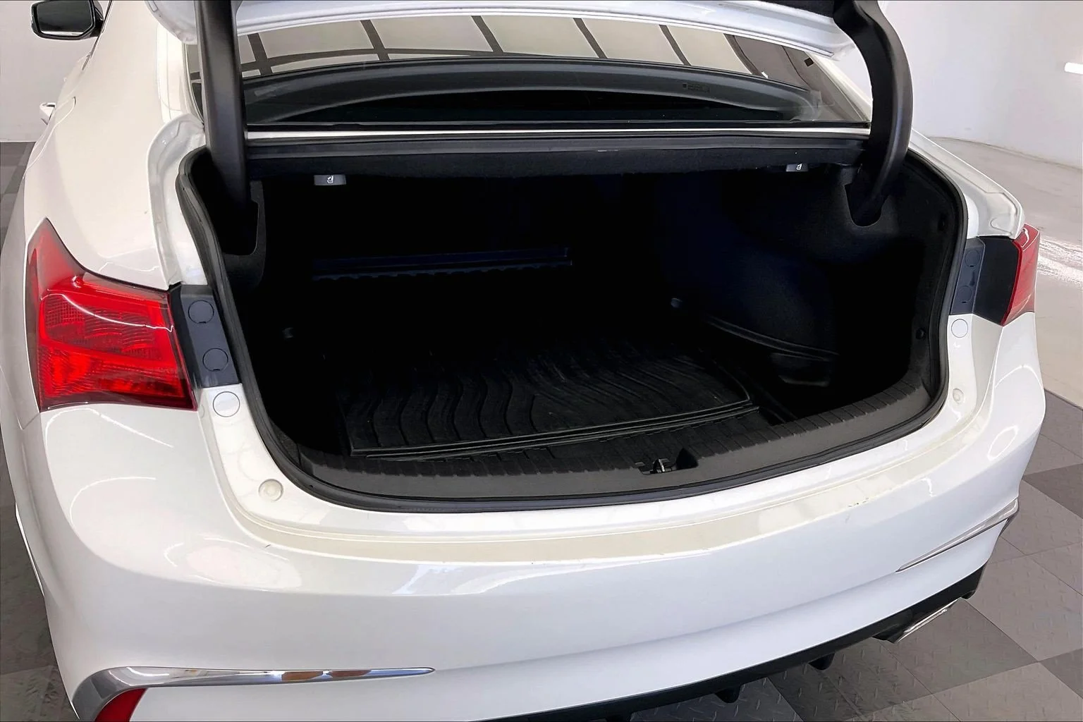 Used 2018 Bellanova White Pearl Acura 3.5L V6 image 27