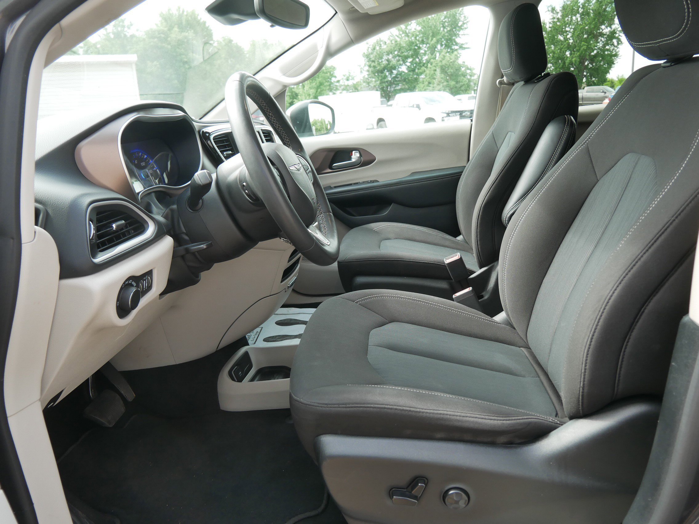 Used 2023 Granite Crystal Metallic Clearcoat Chrysler LX image 10