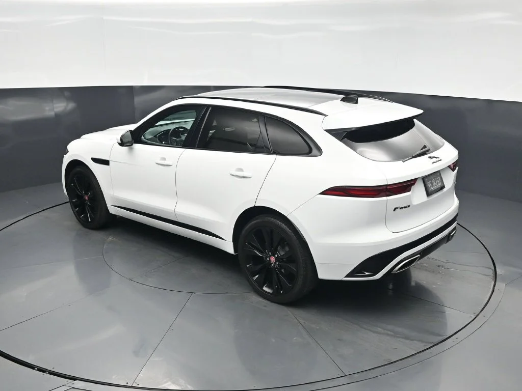 Used 2023  Jaguar P400 R-Dynamic S image 38