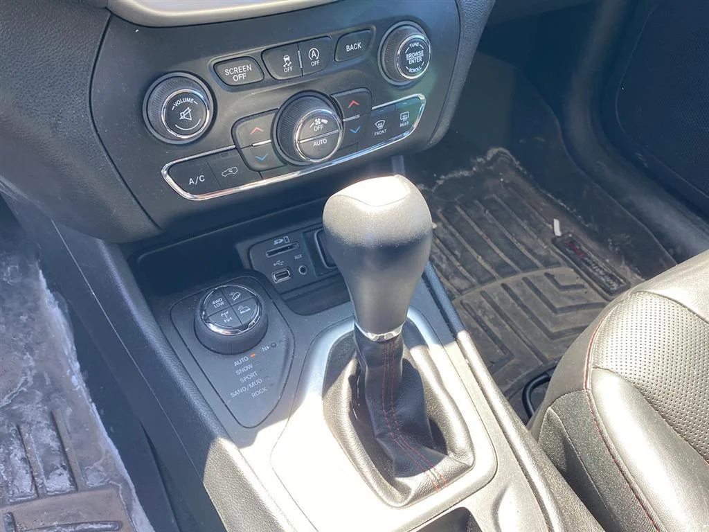 Used 2018 Billet Silver Metallic Clearcoat Jeep Trailhawk image 15
