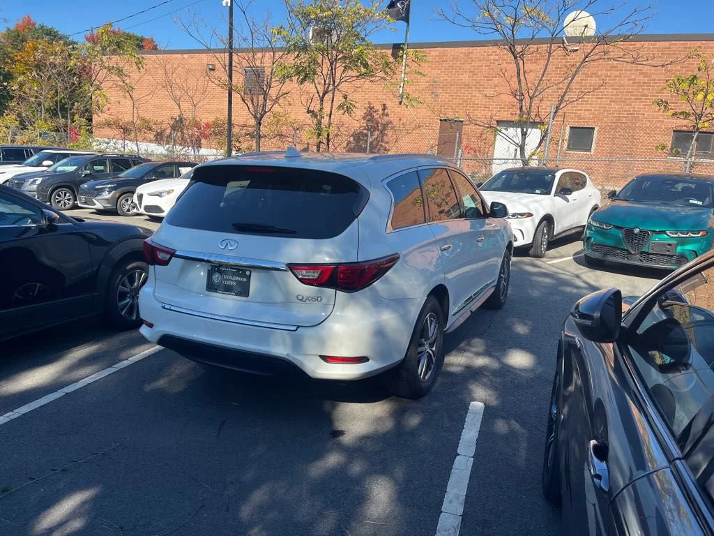 Used 2018 White INFINITI Base image 8