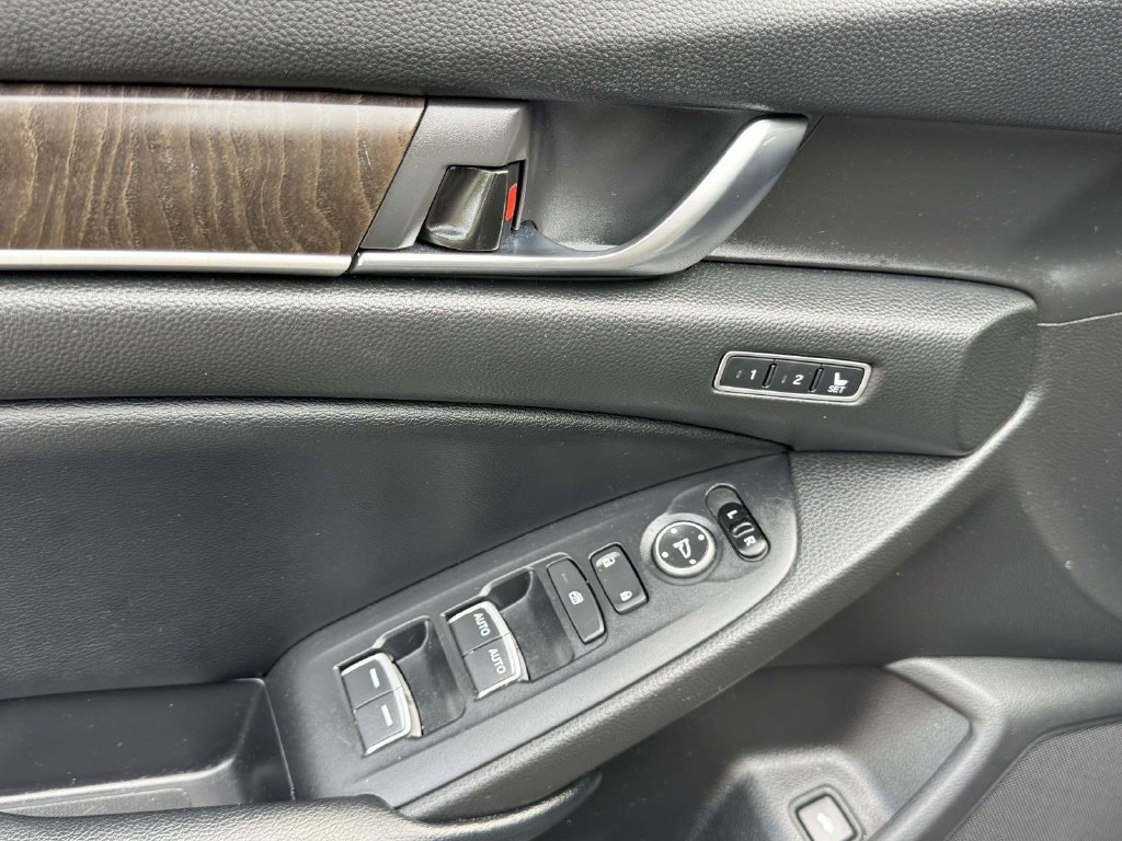 Used 2018 Black Honda Touring image 19