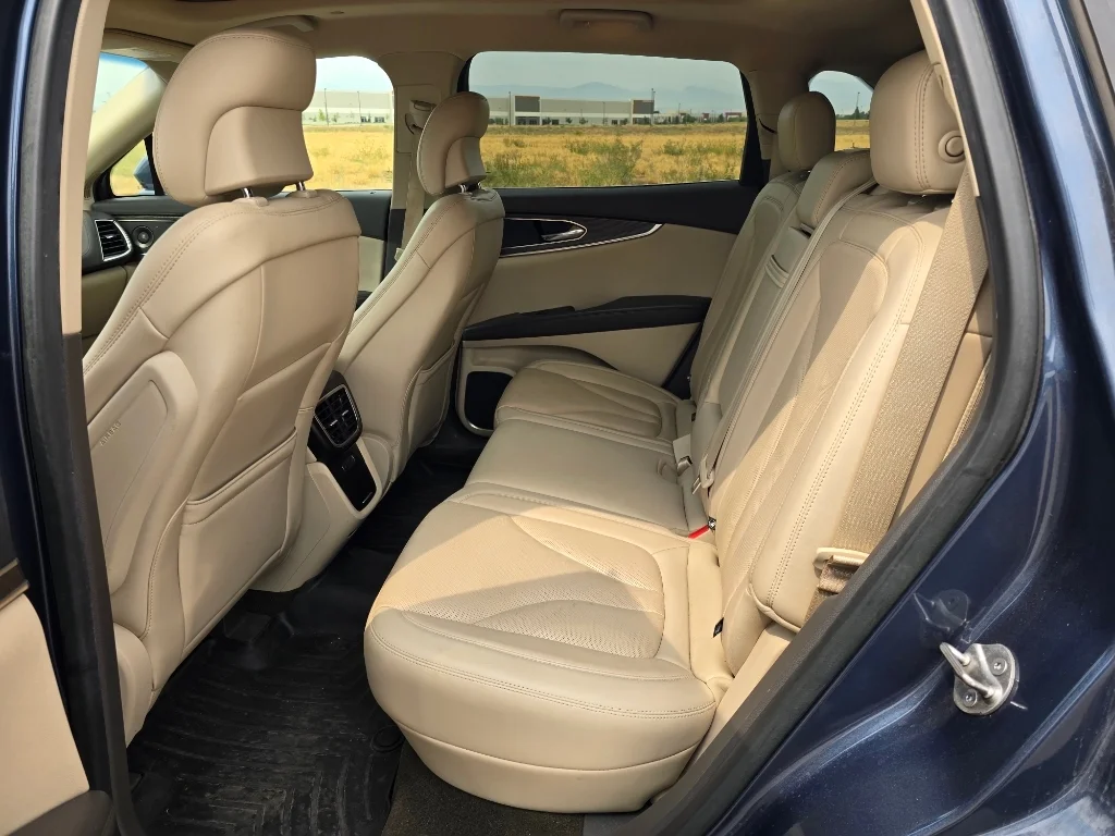 Used 2019 Blue Diamond Metallic Lincoln Reserve image 14