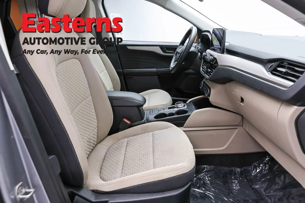 Used 2022 Silver Ford SE image 25