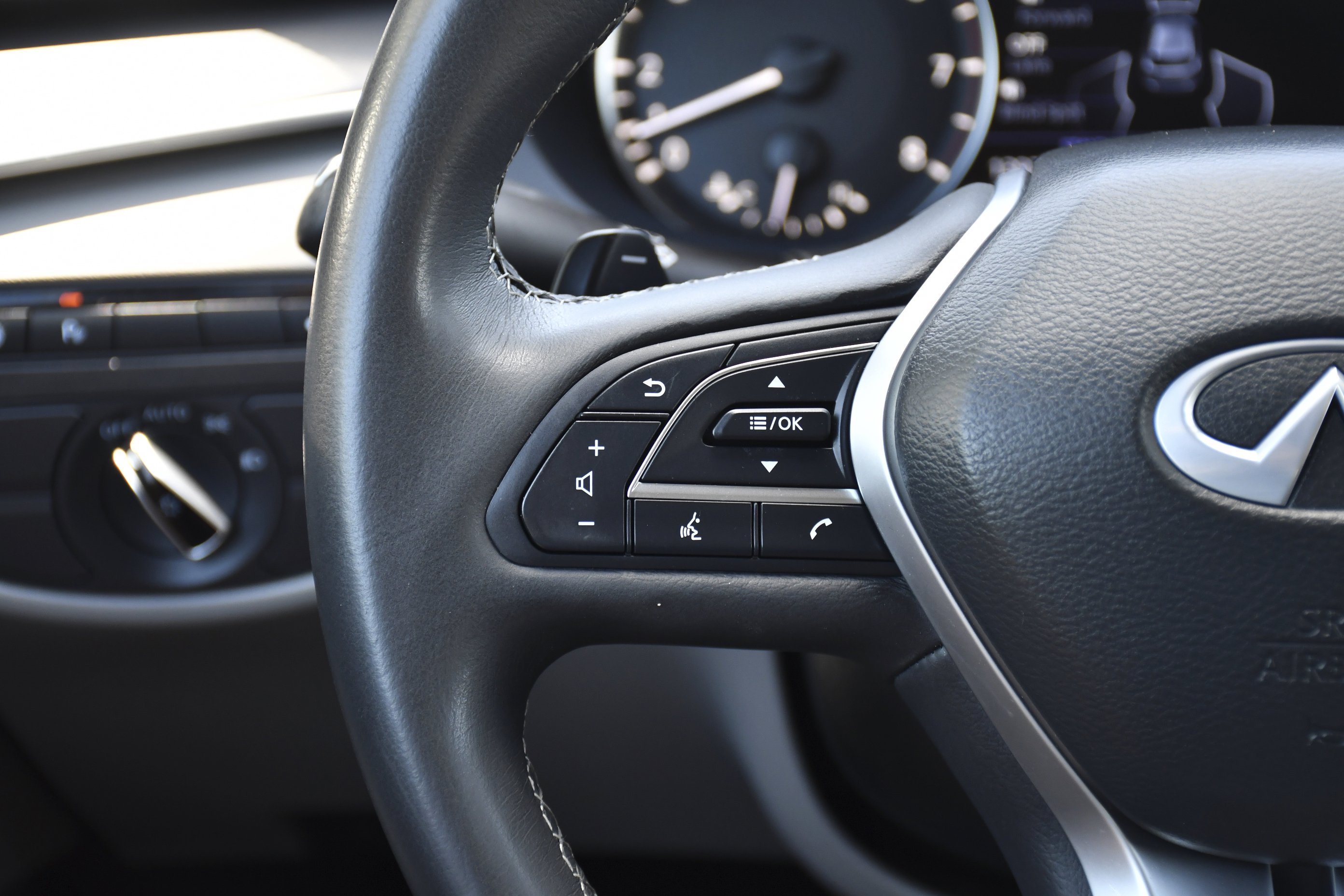 Used 2025 Slate Gray INFINITI LUXE image 8