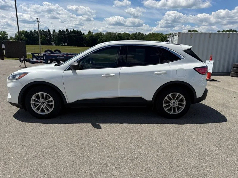 Used 2022 White Ford SE image 9