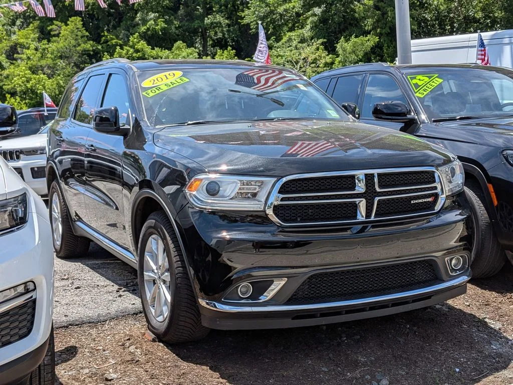 Used 2019 Black Dodge SXT Plus image 4