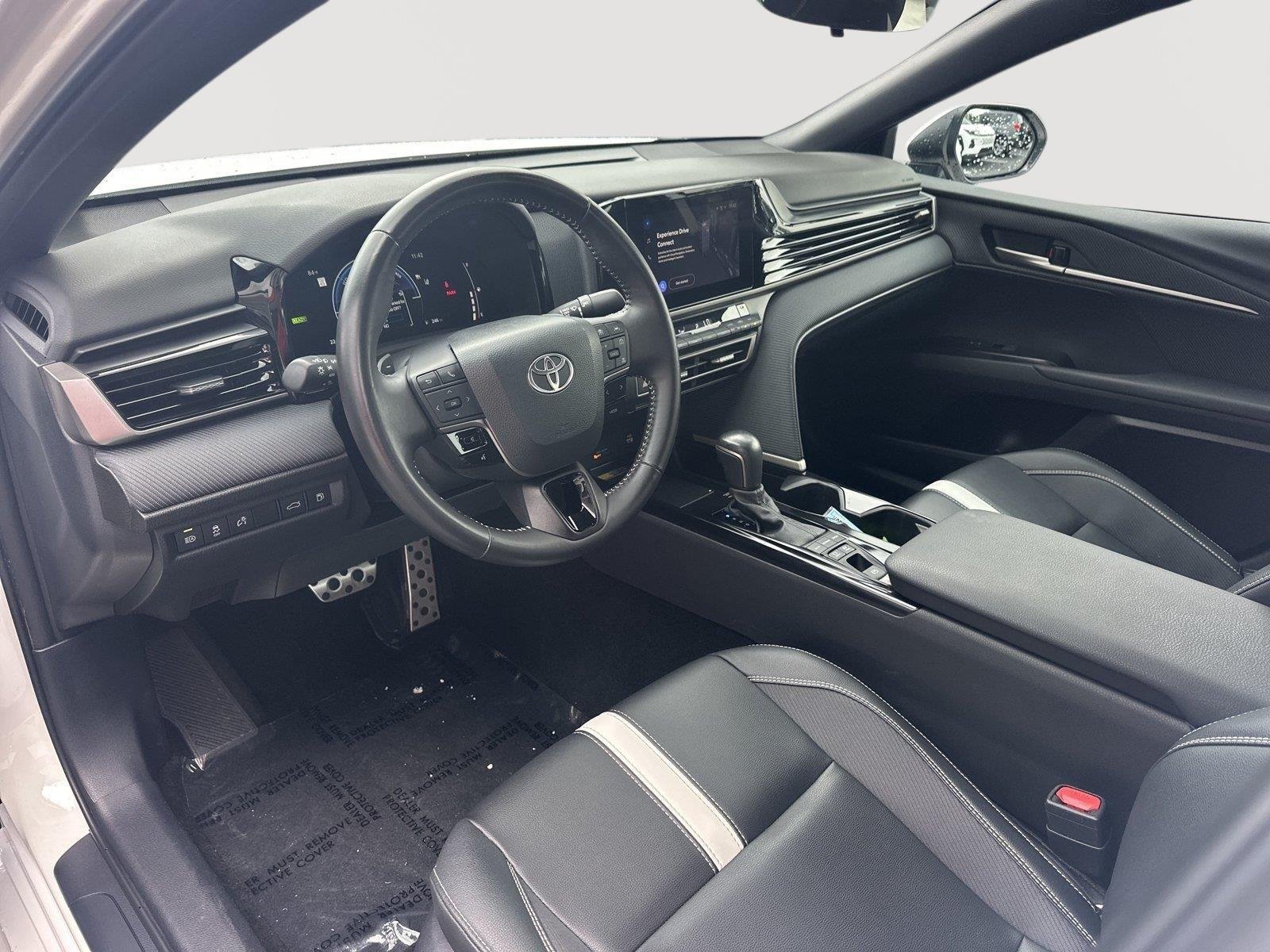 Used 2025 Ice Cap Toyota SE image 8