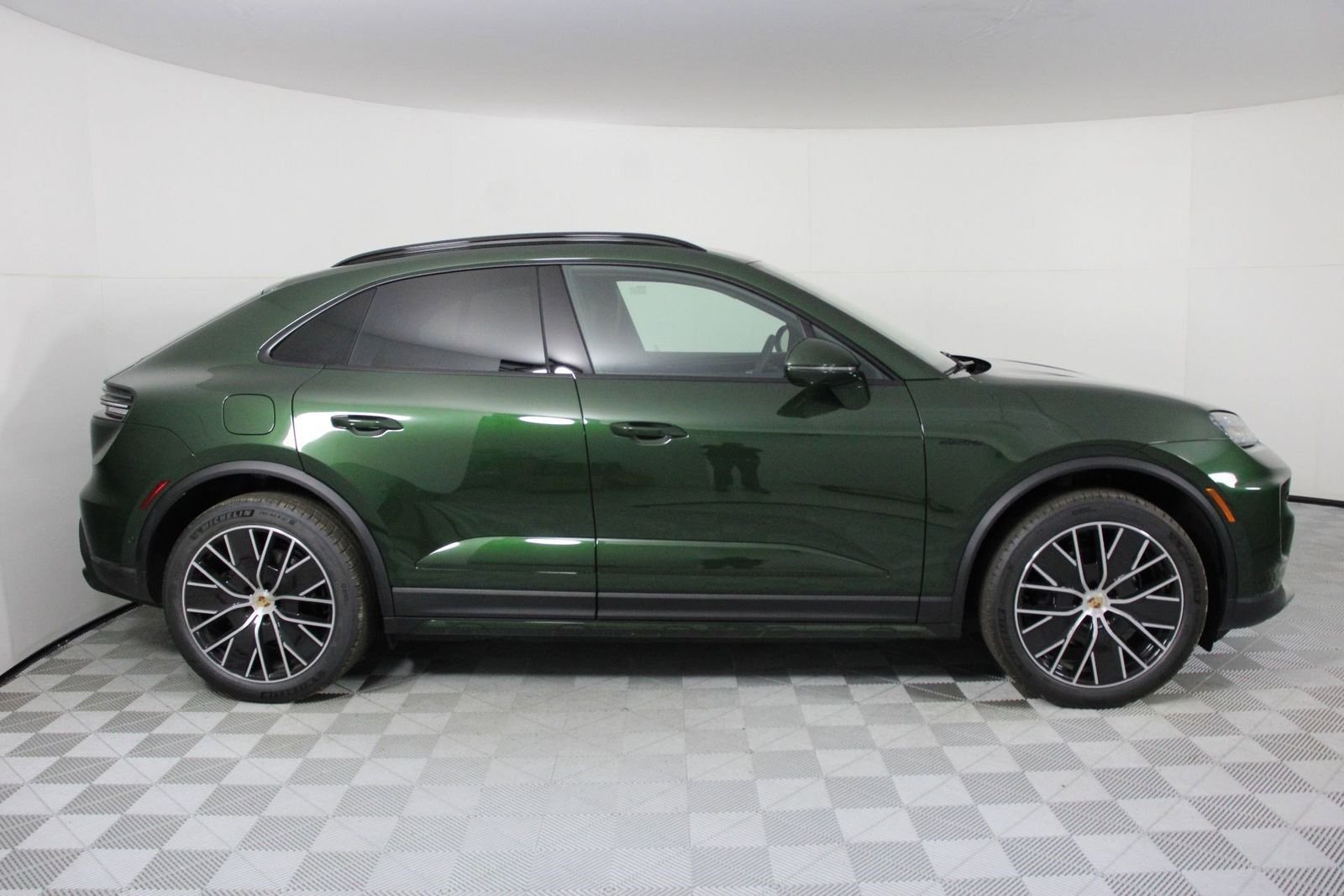 New 2026 Oak Green Metallic Neo Porsche 4 image 8
