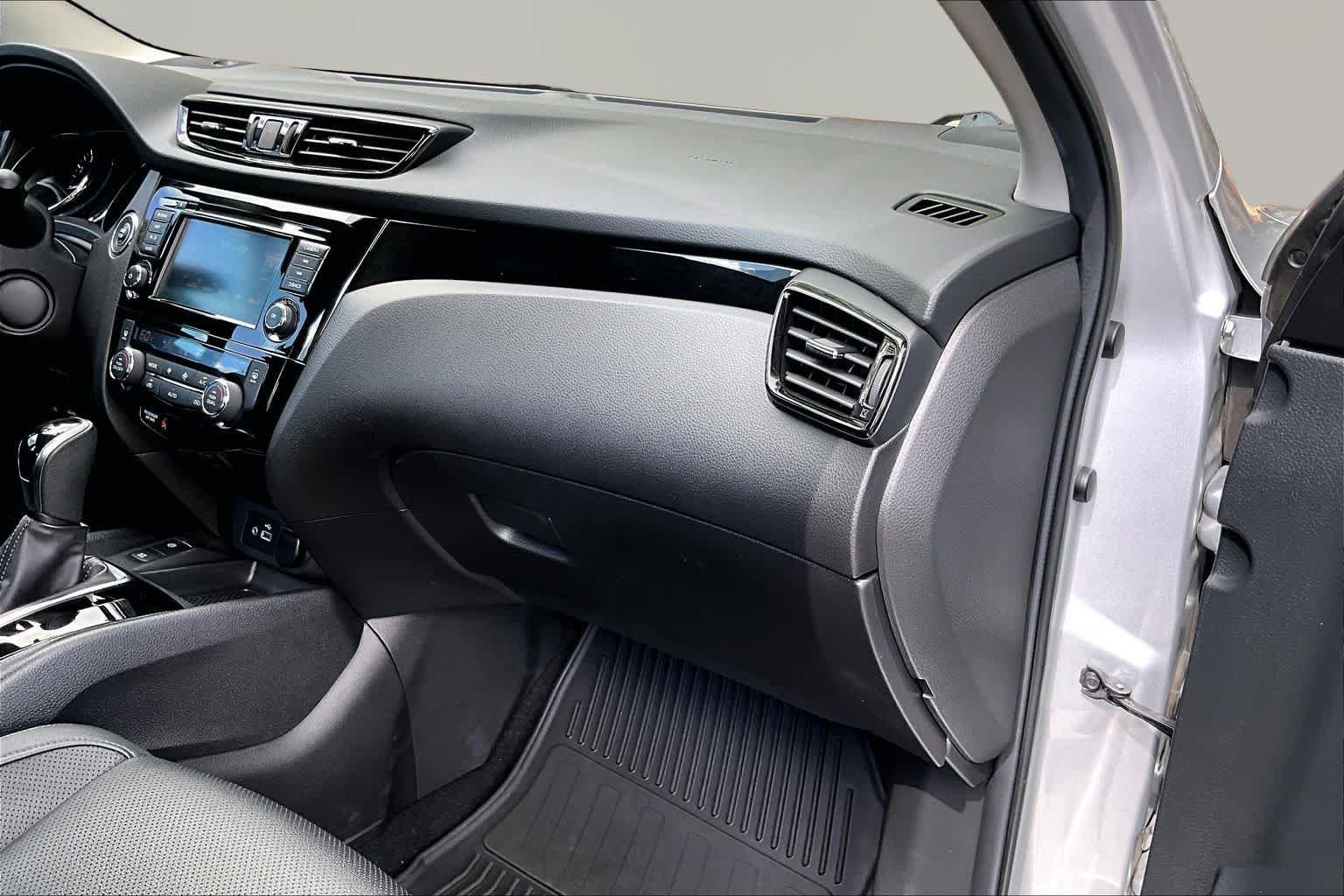 Used 2022 Brilliant Silver Metallic Nissan SL image 19