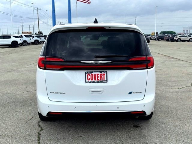Used 2024 White Chrysler Select image 8