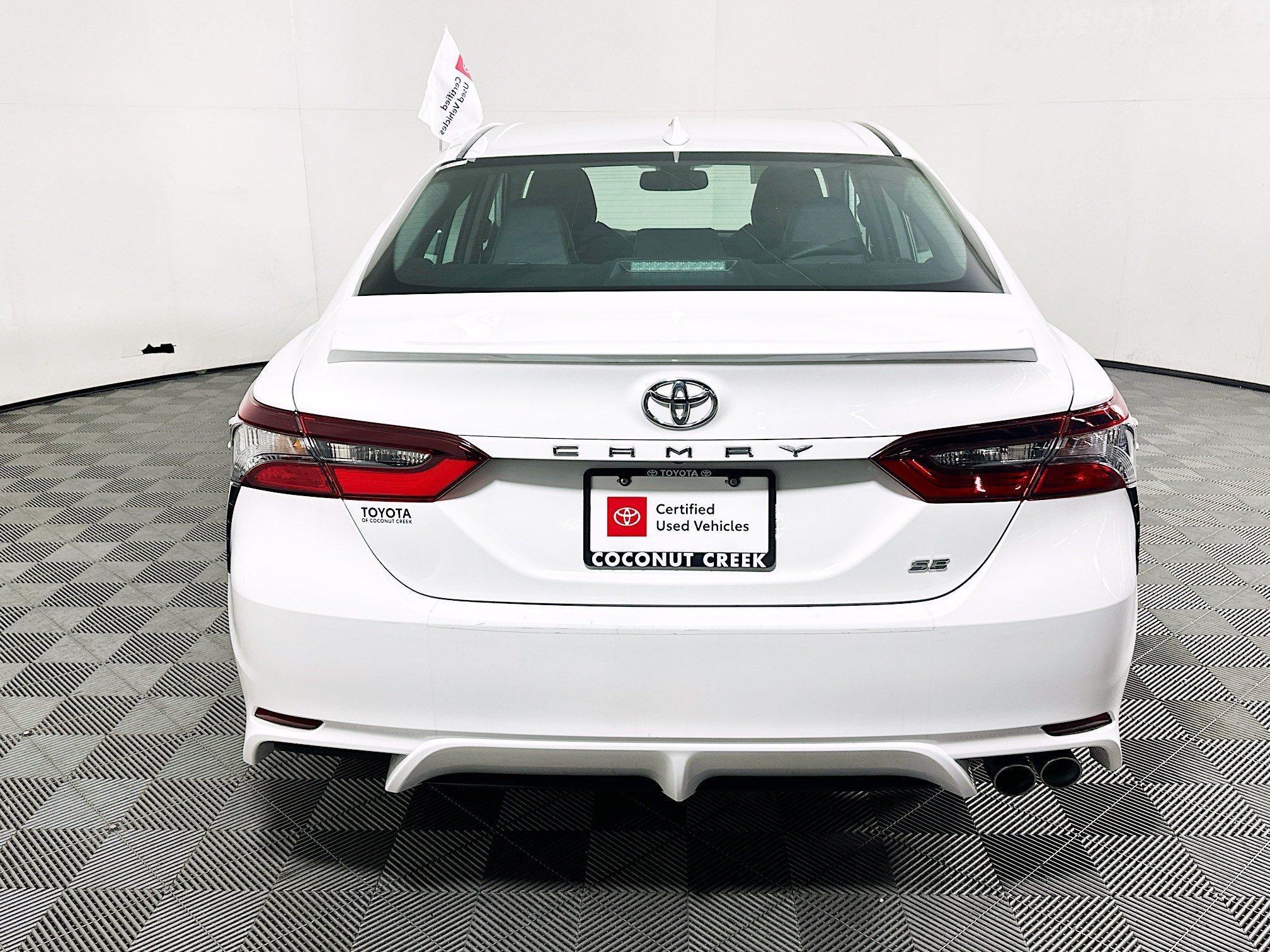 Used 2024 Ice Toyota SE image 4