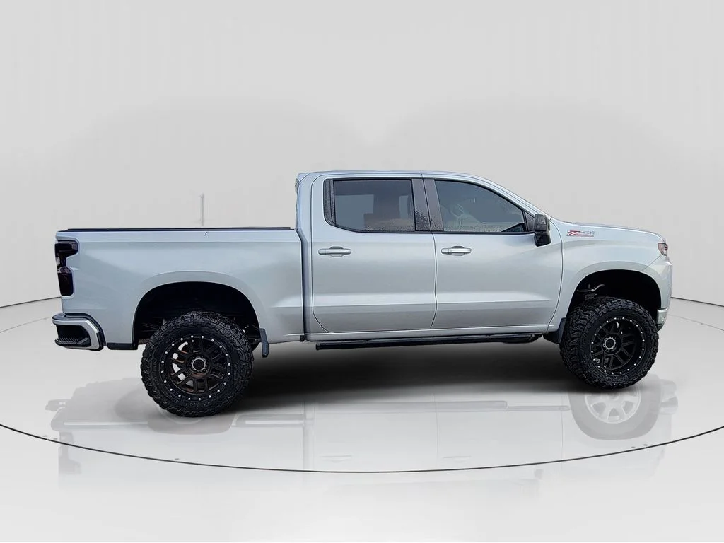 Used 2019 Silver Chevrolet RST image 3