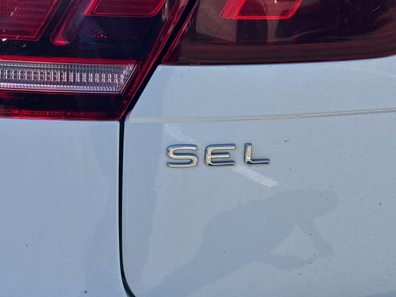 Used 2022  Volkswagen SEL R-Line image 11