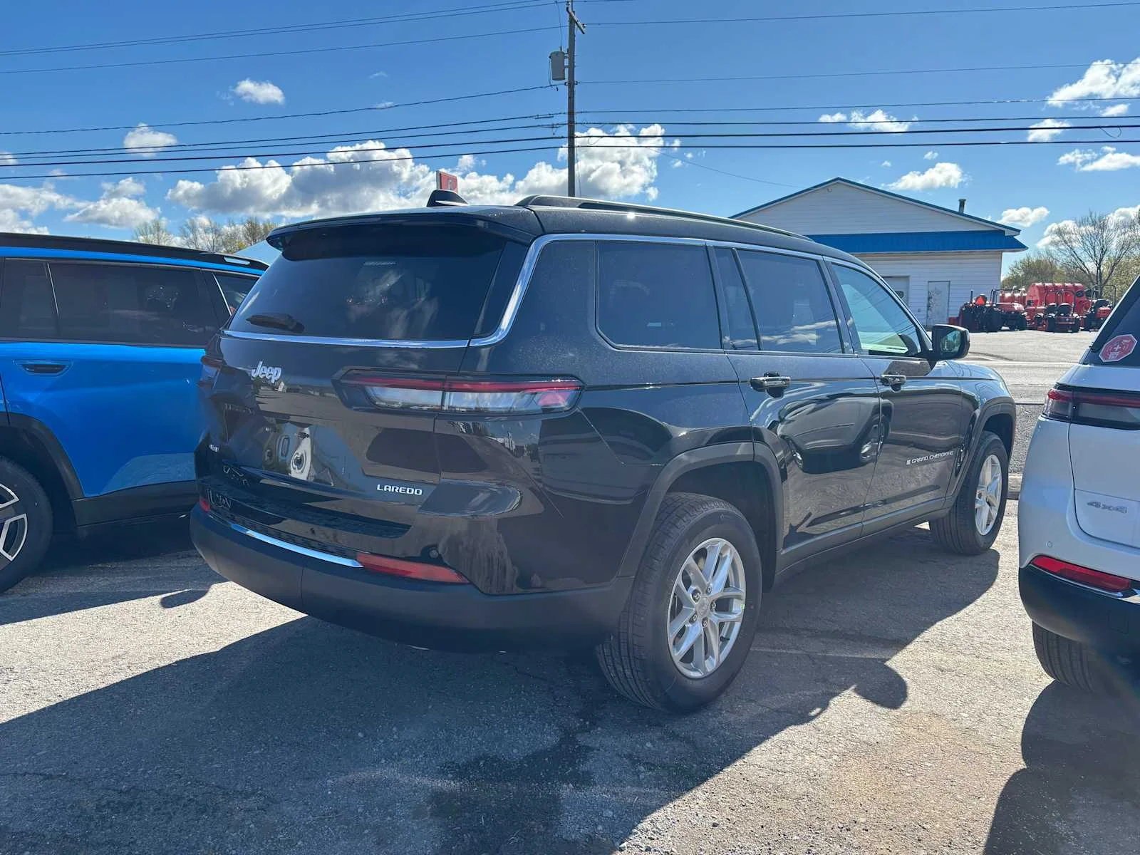 New 2026 Diamond Black Crystal Pearl-Coat Exterior Paint Jeep Laredo X image 4