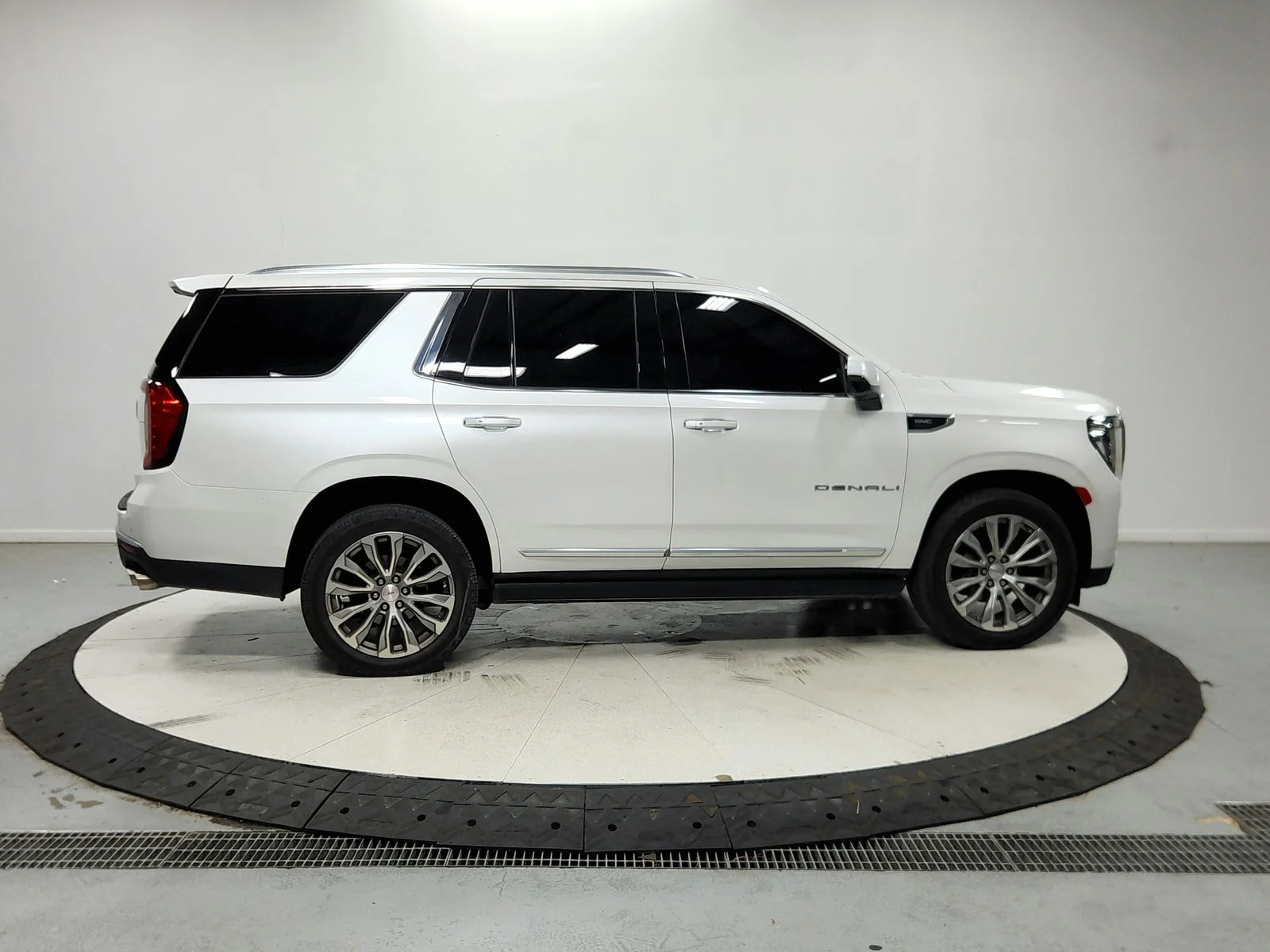 Used 2021 White GMC Denali image 9