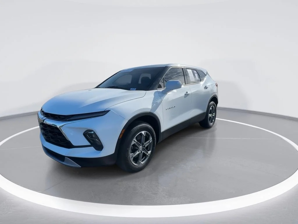 Used 2023 White Chevrolet LT image 4
