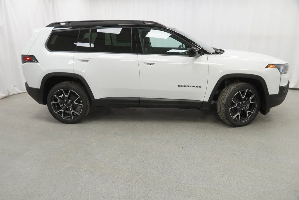 New 2026 Bright White Clear-Coat Exterior Paint Jeep Overland image 9