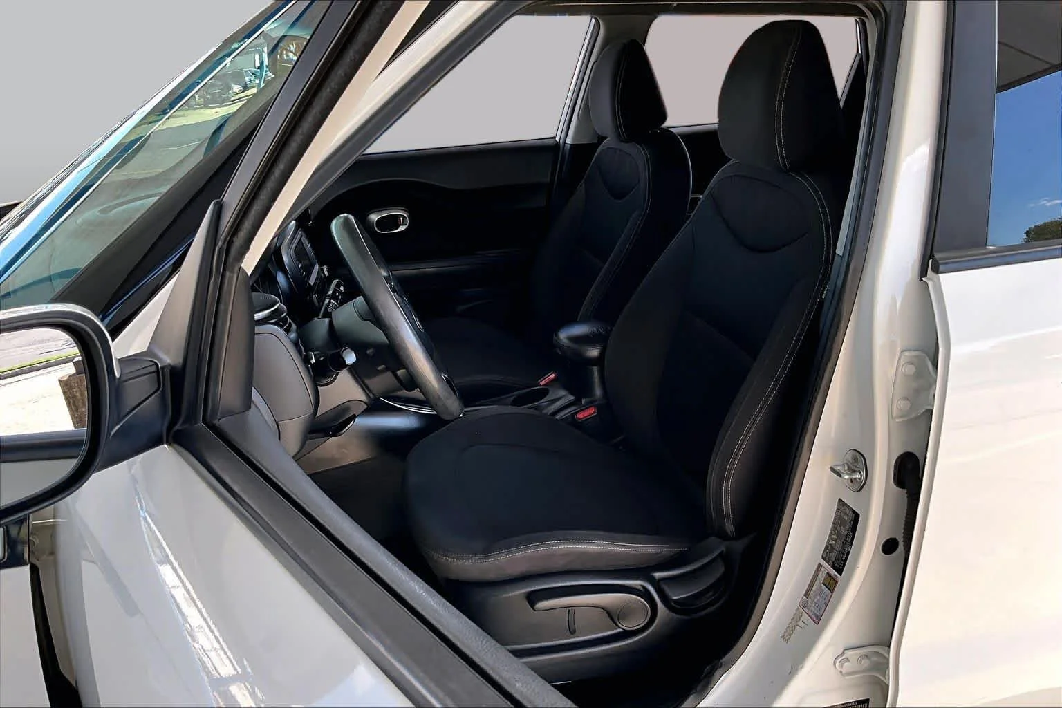 Used 2018 Clear White Kia Base image 8