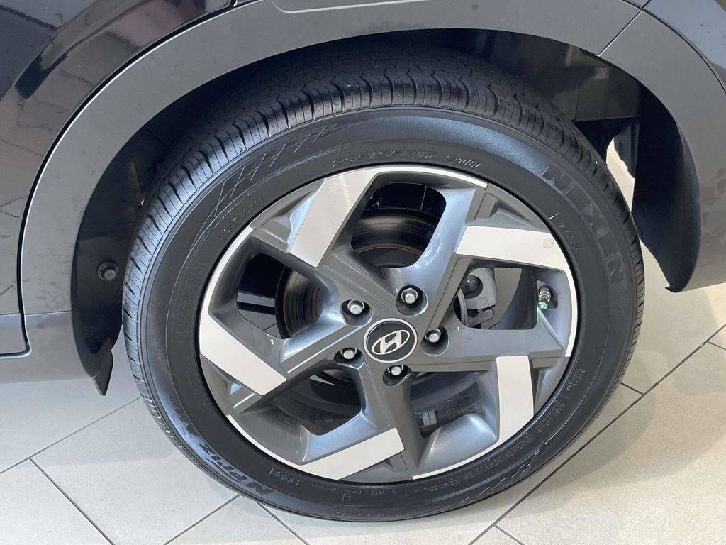 2025 Hyundai Venue SEL - Photo 17