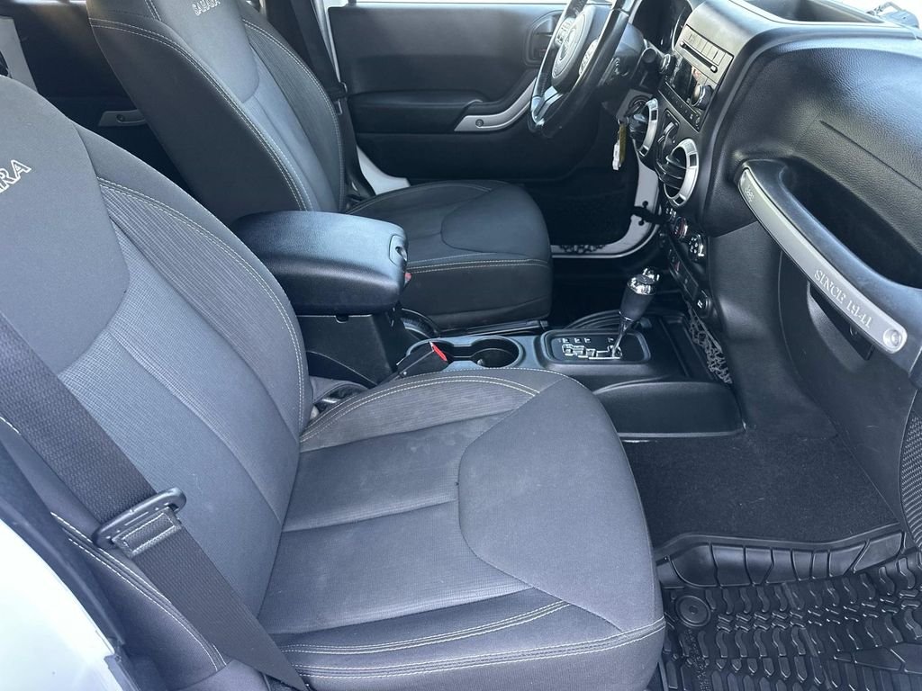 Used 2018 White Jeep Unlimited Sahara image 13