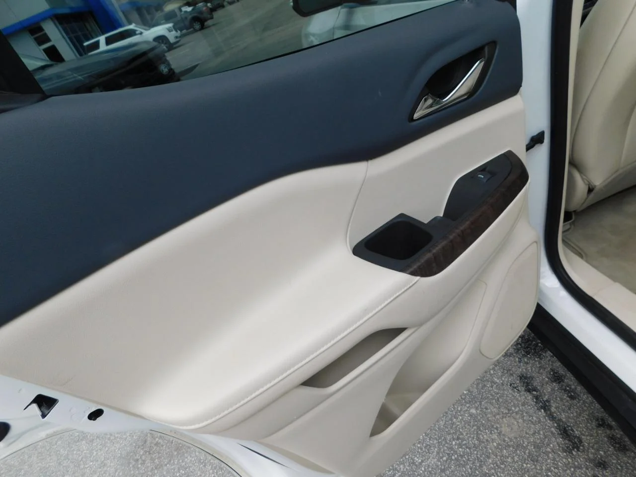 Used 2022 White GMC FWD 4DR DENALI image 28