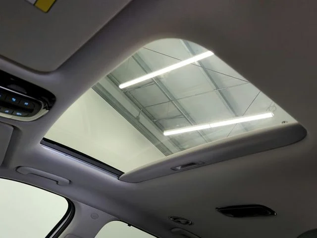 Used 2025 White Hyundai SEL Premium image 19