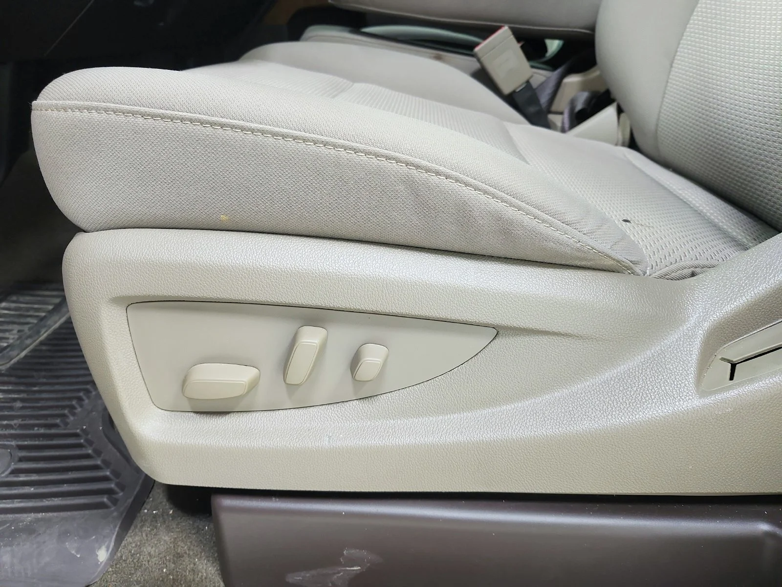 Used 2017 White GMC SLE image 11