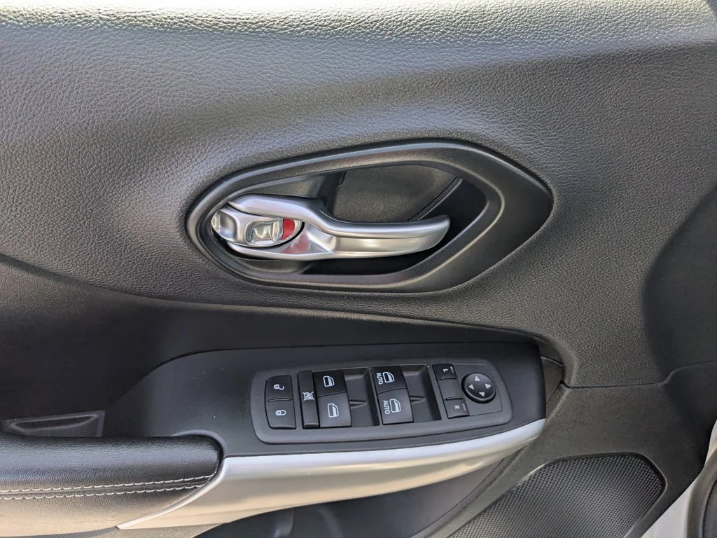 Used 2022 Bright White Clearcoat Jeep X image 12